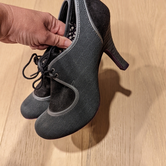 Stylish Gray Heeled Shoes - Picture 8 of 11